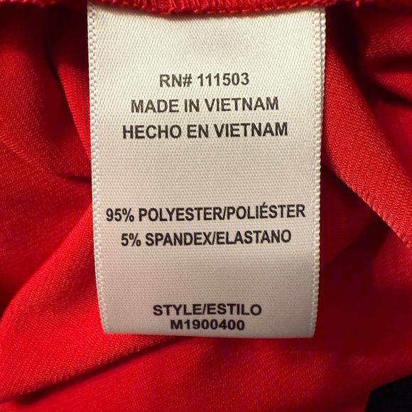 Lily Star cold shoulder short sleeve stretchy top in red with gold ring Size sm - Picture 9 of 10